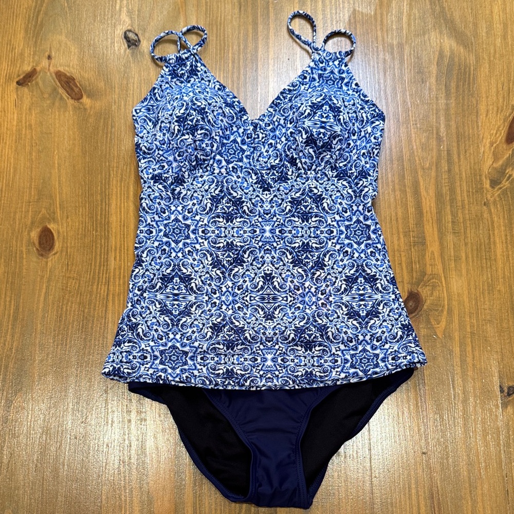 NWOT women’s modest 2 piece swimsuit blue wave tank top w/ swim trunks